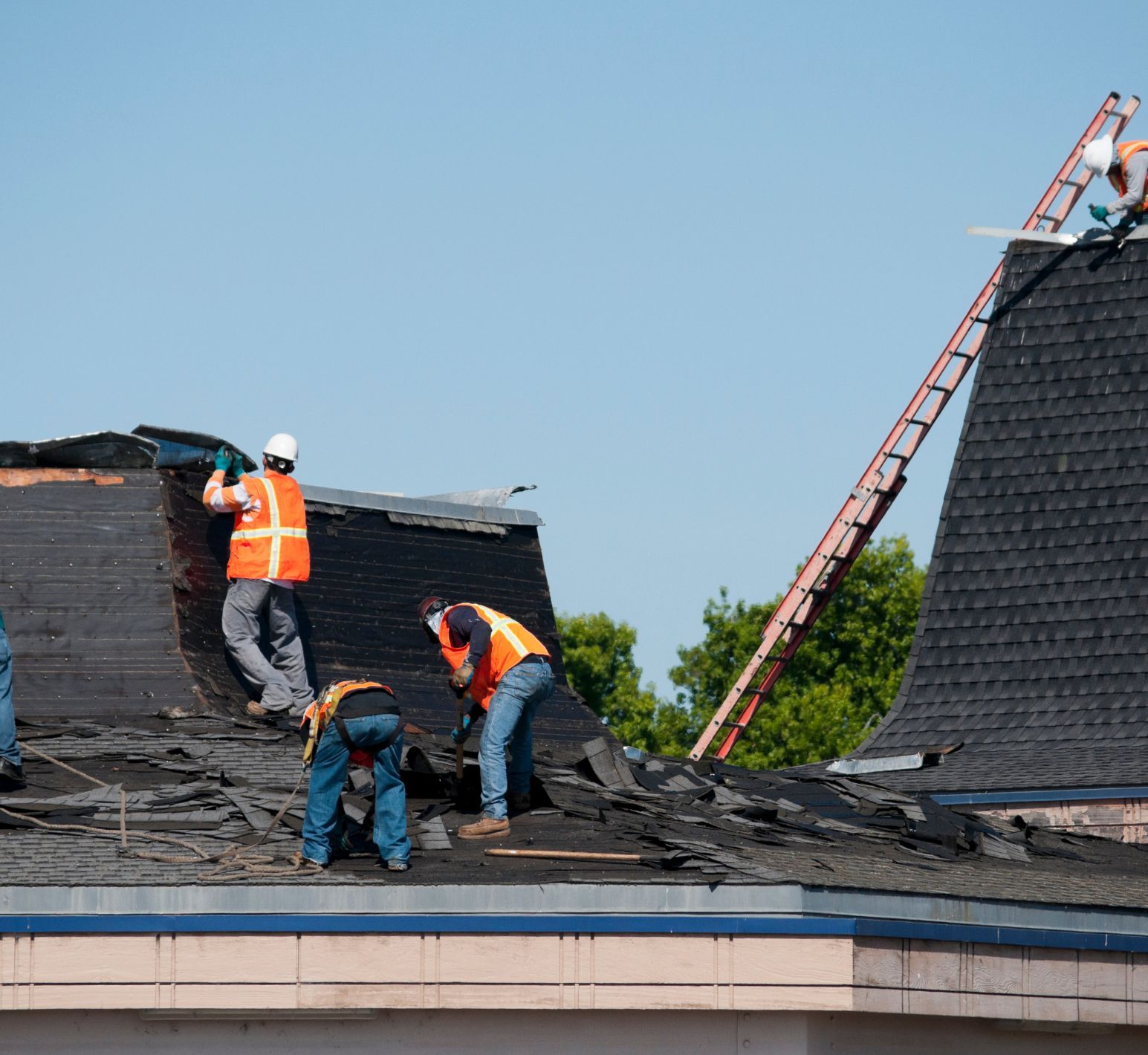 Why Cincinnati Homeowners Choose Our Siding Repair Crew